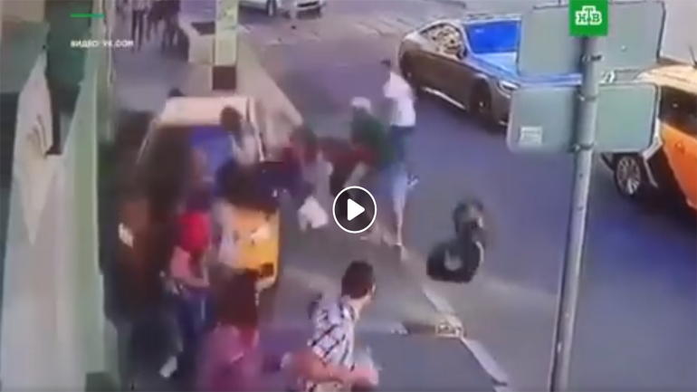 Βίντεο ντοκουμέντο: Το ταξί πέφτει πάνω σε πεζούς στην Μόσχα